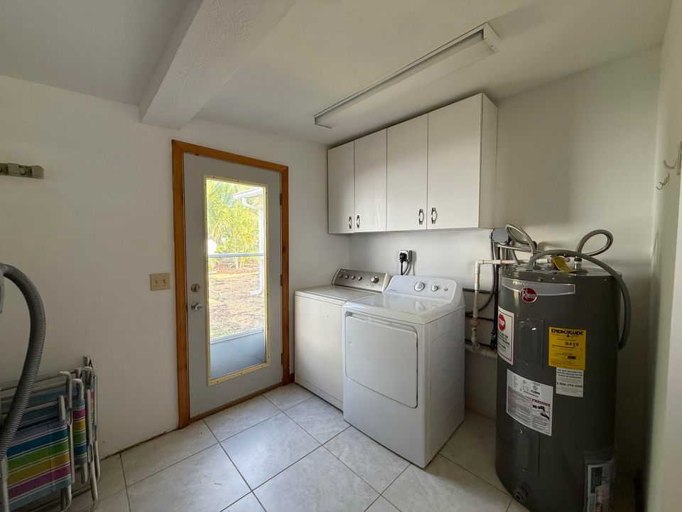 Activo con contrato: $2,150 (3 camas, 2 baños, 1360 Pies cuadrados)