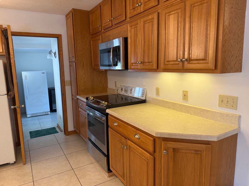 Activo con contrato: $2,150 (3 camas, 2 baños, 1360 Pies cuadrados)