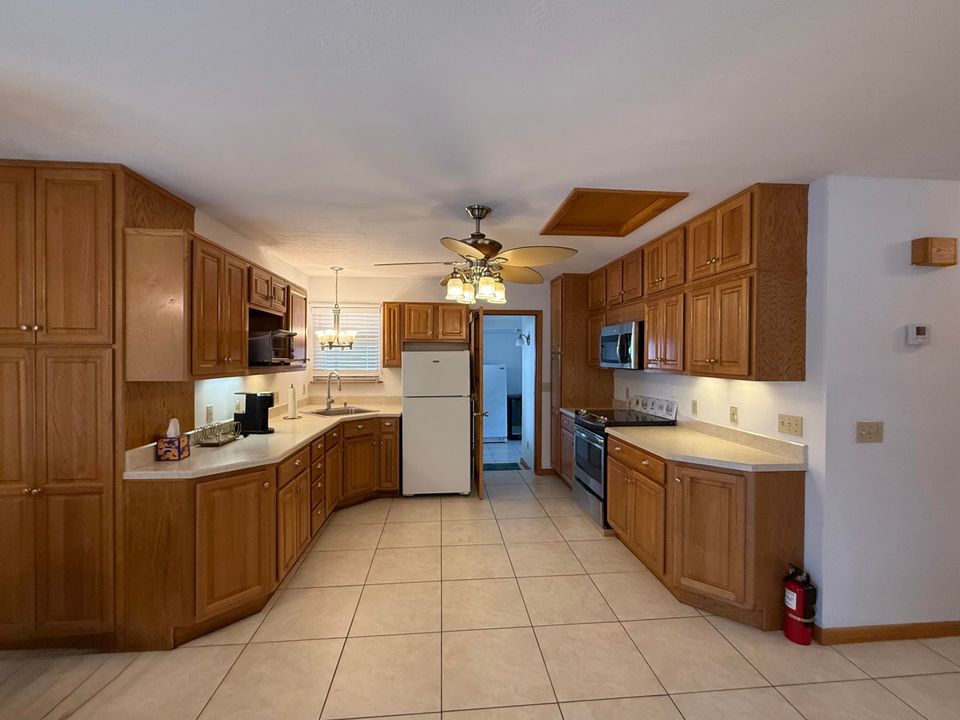 Activo con contrato: $2,150 (3 camas, 2 baños, 1360 Pies cuadrados)