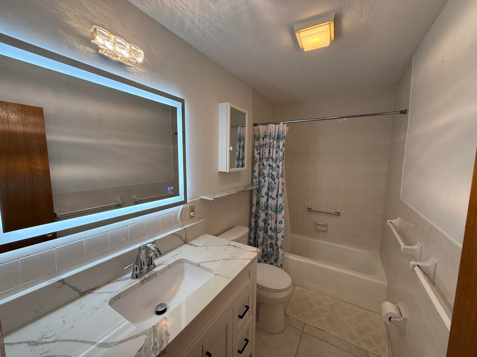 Activo con contrato: $2,150 (3 camas, 2 baños, 1360 Pies cuadrados)