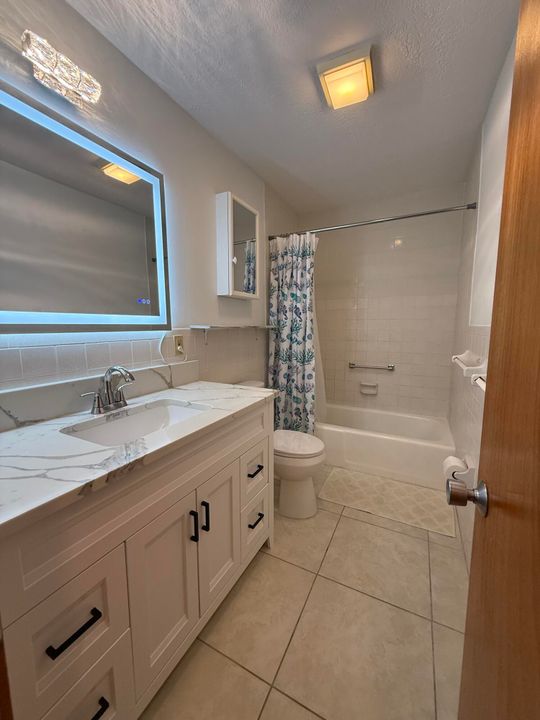 Activo con contrato: $2,150 (3 camas, 2 baños, 1360 Pies cuadrados)