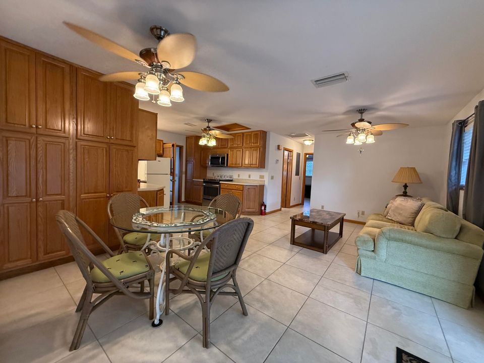 Activo con contrato: $2,150 (3 camas, 2 baños, 1360 Pies cuadrados)