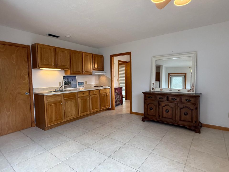 Activo con contrato: $2,150 (3 camas, 2 baños, 1360 Pies cuadrados)