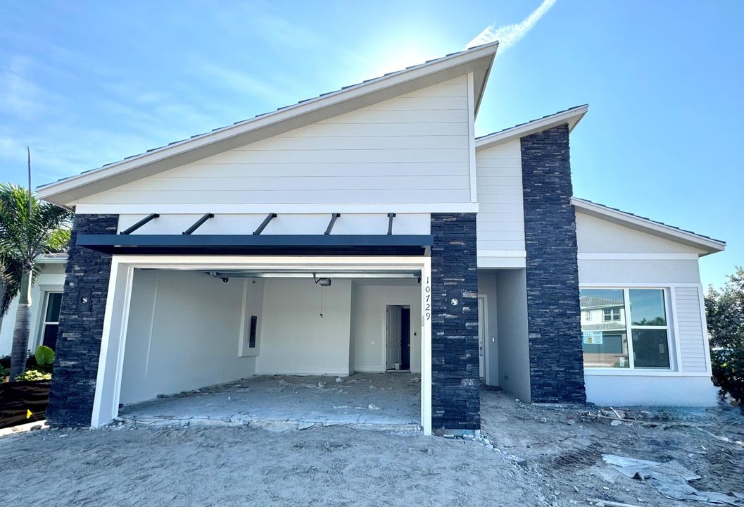 Activo con contrato: $860,960 (3 camas, 3 baños, 2186 Pies cuadrados)