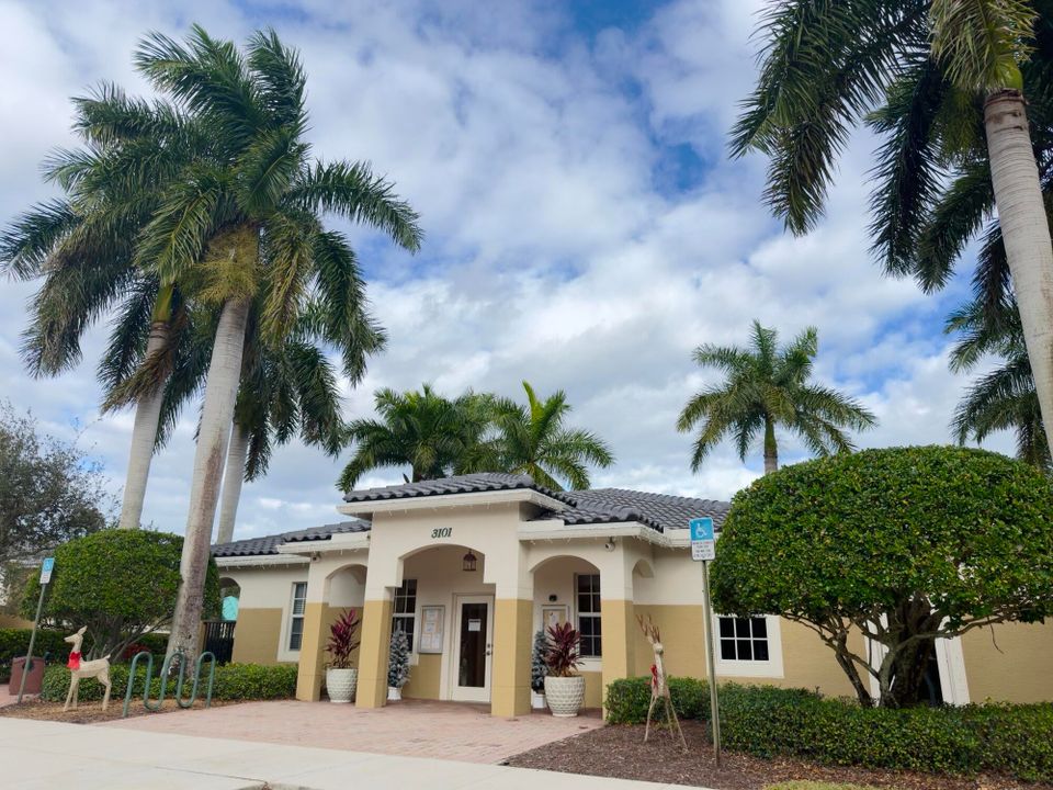 For Sale: $254,900 (2 beds, 2 baths, 1005 Square Feet)