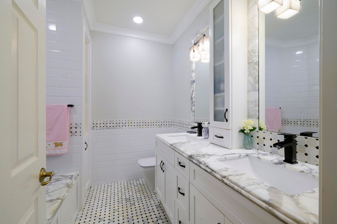 出租: $5,200 (4 贝兹, 2 浴室, 2655 平方英尺)