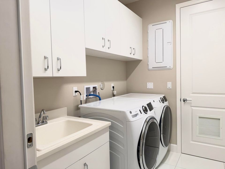 For Sale: $949,100 (4 beds, 3 baths, 2358 Square Feet)