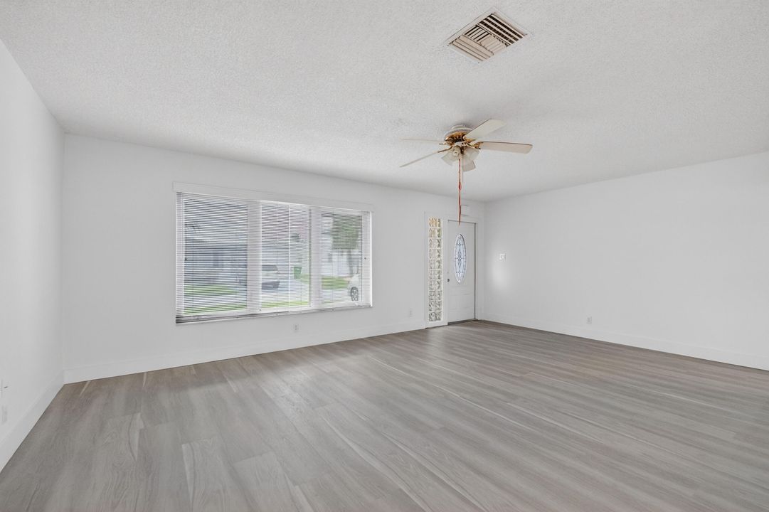 Под контрактом: $352,700 (2 спален, 2 ванн, 1617 Квадратных фут)