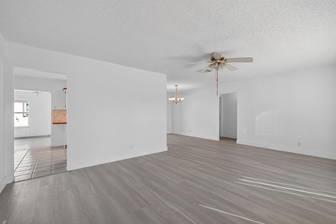 Под контрактом: $352,700 (2 спален, 2 ванн, 1617 Квадратных фут)