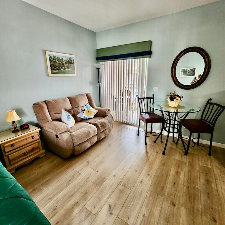 出租: $1,200 (1 贝兹, 1 浴室, 400 平方英尺)