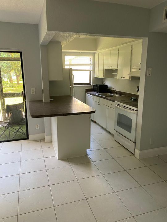 For Rent: $2,595 (2 beds, 2 baths, 1017 Square Feet)