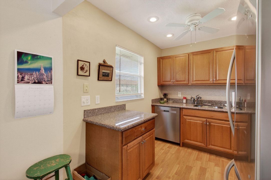 For Sale: $89,000 (2 beds, 2 baths, 880 Square Feet)