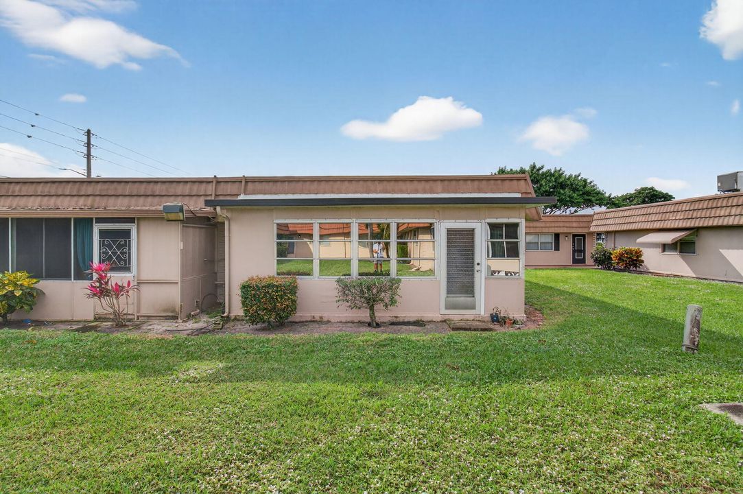 For Sale: $89,000 (2 beds, 2 baths, 880 Square Feet)