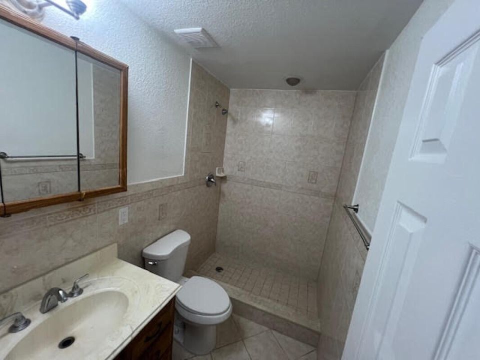 出租: $1,595 (1 贝兹, 1 浴室, 594 平方英尺)