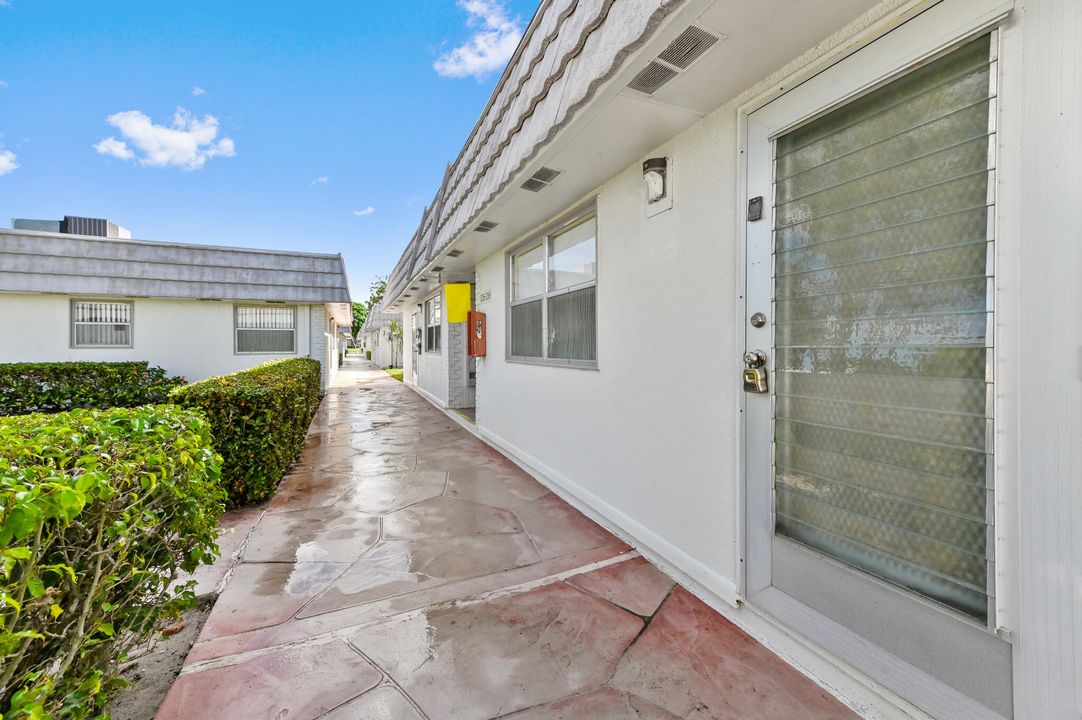 For Sale: $65,000 (1 beds, 1 baths, 726 Square Feet)