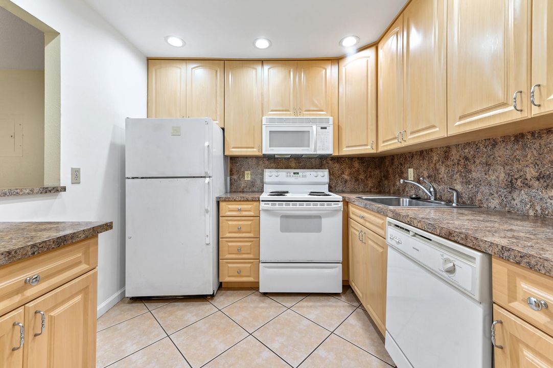 For Sale: $65,000 (1 beds, 1 baths, 726 Square Feet)