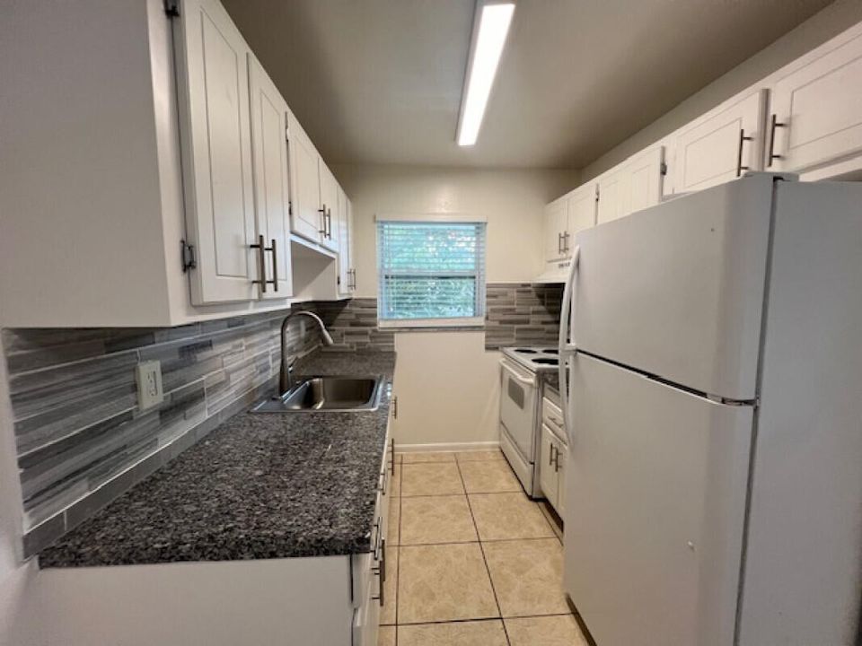 For Rent: $1,425 (1 beds, 1 baths, 690 Square Feet)