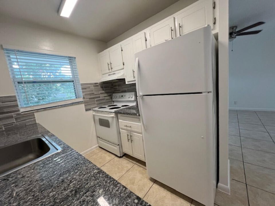 For Rent: $1,425 (1 beds, 1 baths, 690 Square Feet)