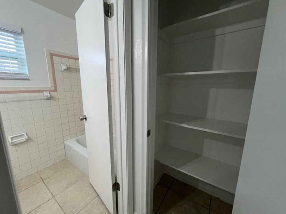 For Rent: $1,425 (1 beds, 1 baths, 690 Square Feet)