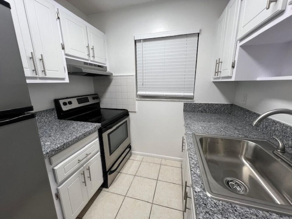 For Rent: $1,825 (2 beds, 1 baths, 690 Square Feet)