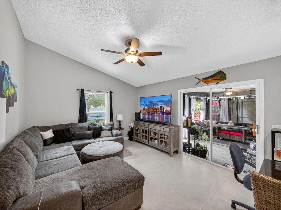 На продажу: $424,995 (3 спален, 2 ванн, 1665 Квадратных фут)