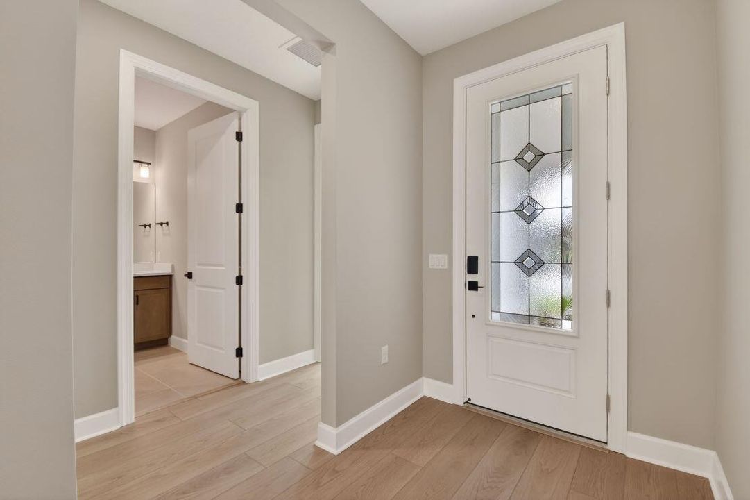 Под контрактом: $749,145 (3 спален, 2 ванн, 2080 Квадратных фут)