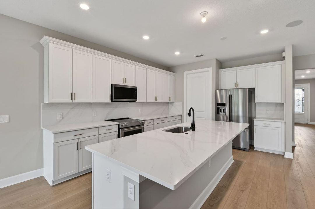 Под контрактом: $749,145 (3 спален, 2 ванн, 2080 Квадратных фут)