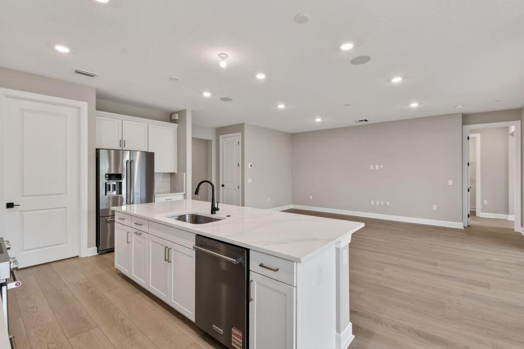 Под контрактом: $749,145 (3 спален, 2 ванн, 2080 Квадратных фут)