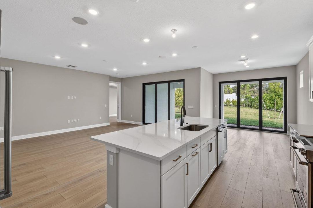 Под контрактом: $749,145 (3 спален, 2 ванн, 2080 Квадратных фут)