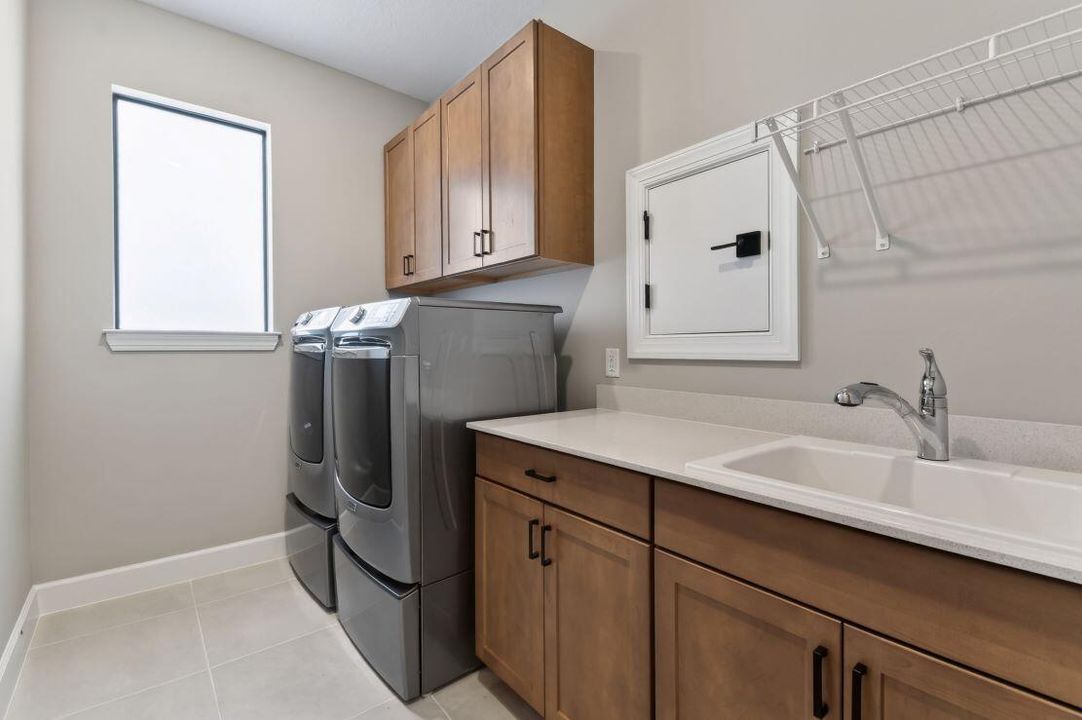 Под контрактом: $749,145 (3 спален, 2 ванн, 2080 Квадратных фут)