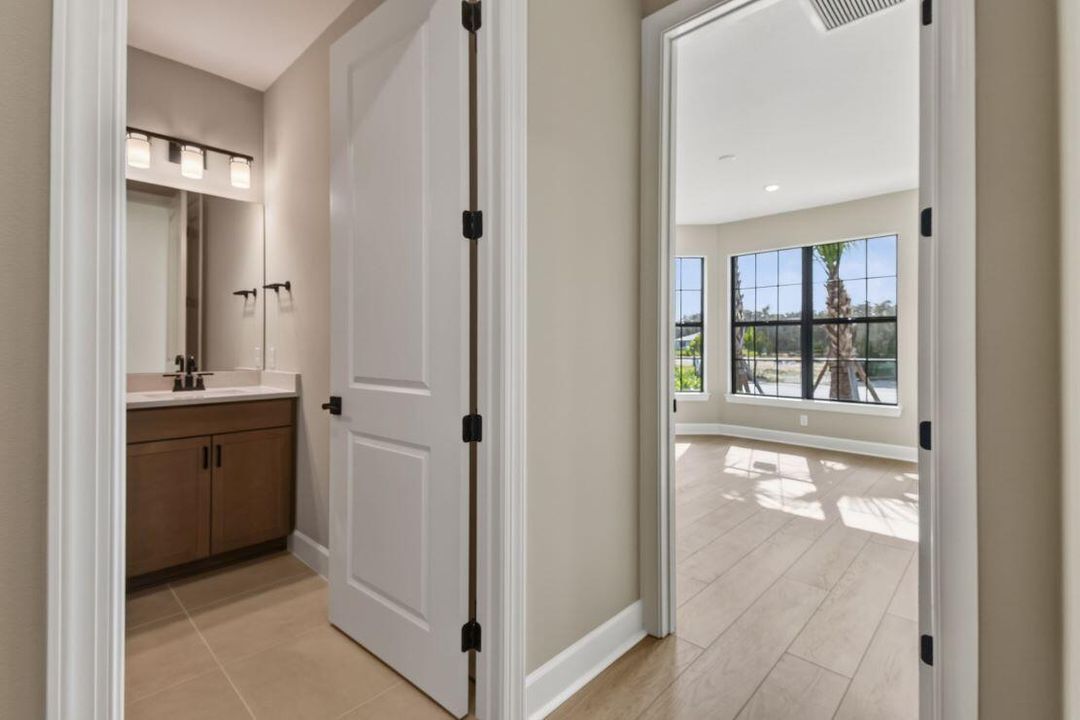 Под контрактом: $749,145 (3 спален, 2 ванн, 2080 Квадратных фут)