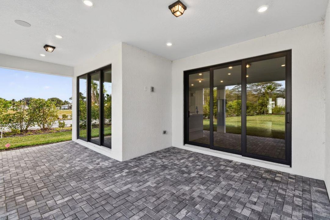 Под контрактом: $749,145 (3 спален, 2 ванн, 2080 Квадратных фут)