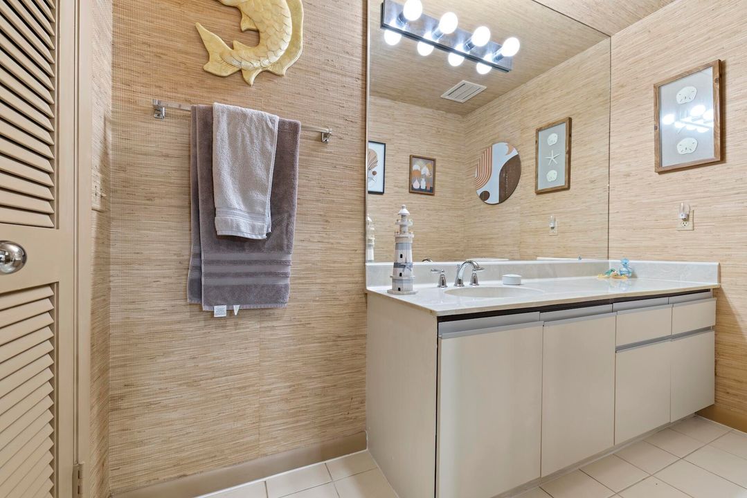 For Sale: $329,900 (2 beds, 2 baths, 2036 Square Feet)