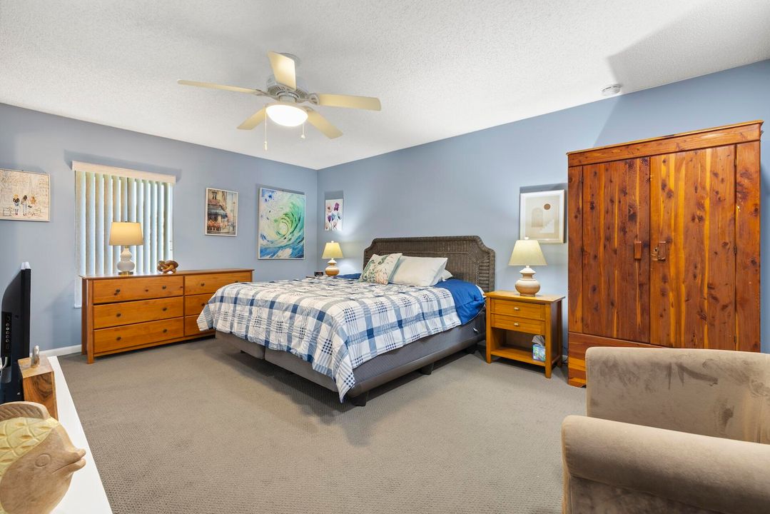 For Sale: $329,900 (2 beds, 2 baths, 2036 Square Feet)