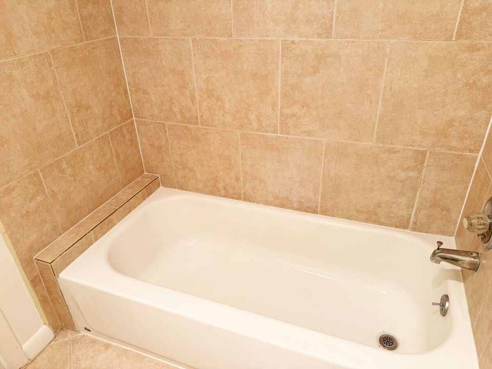 Active With Contract: $1,700 (2 beds, 1 baths, 989 Square Feet)