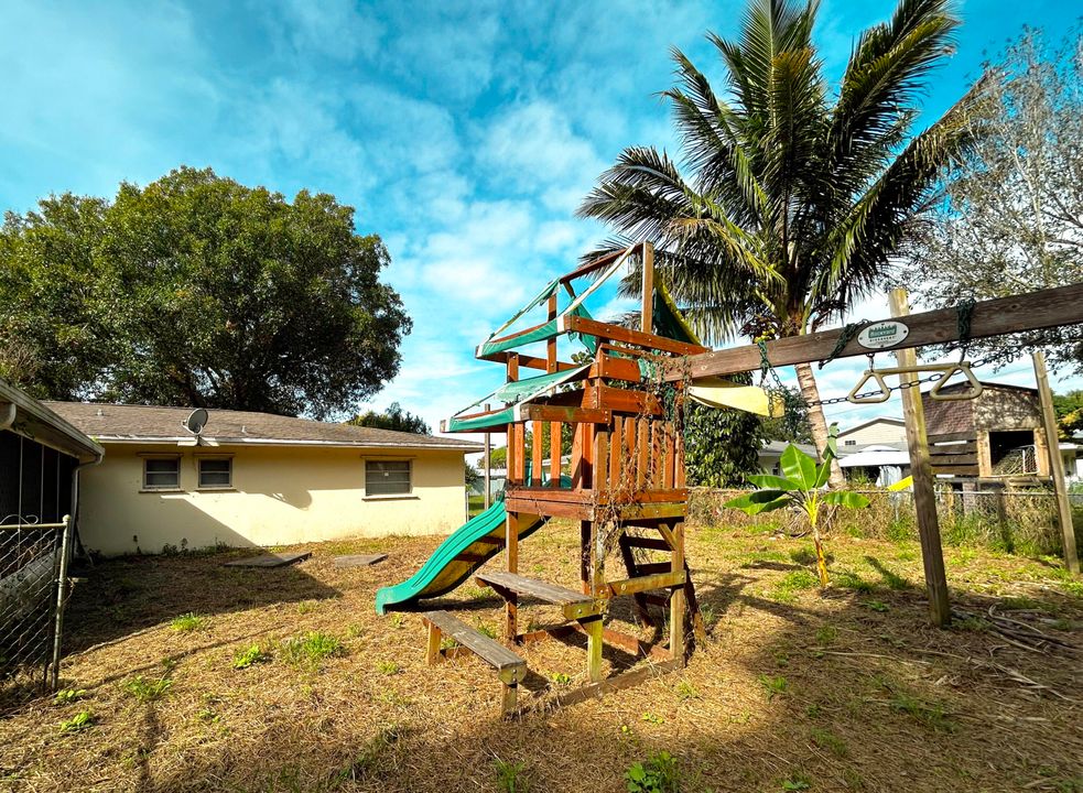 На продажу: $219,995 (3 спален, 2 ванн, 1830 Квадратных фут)