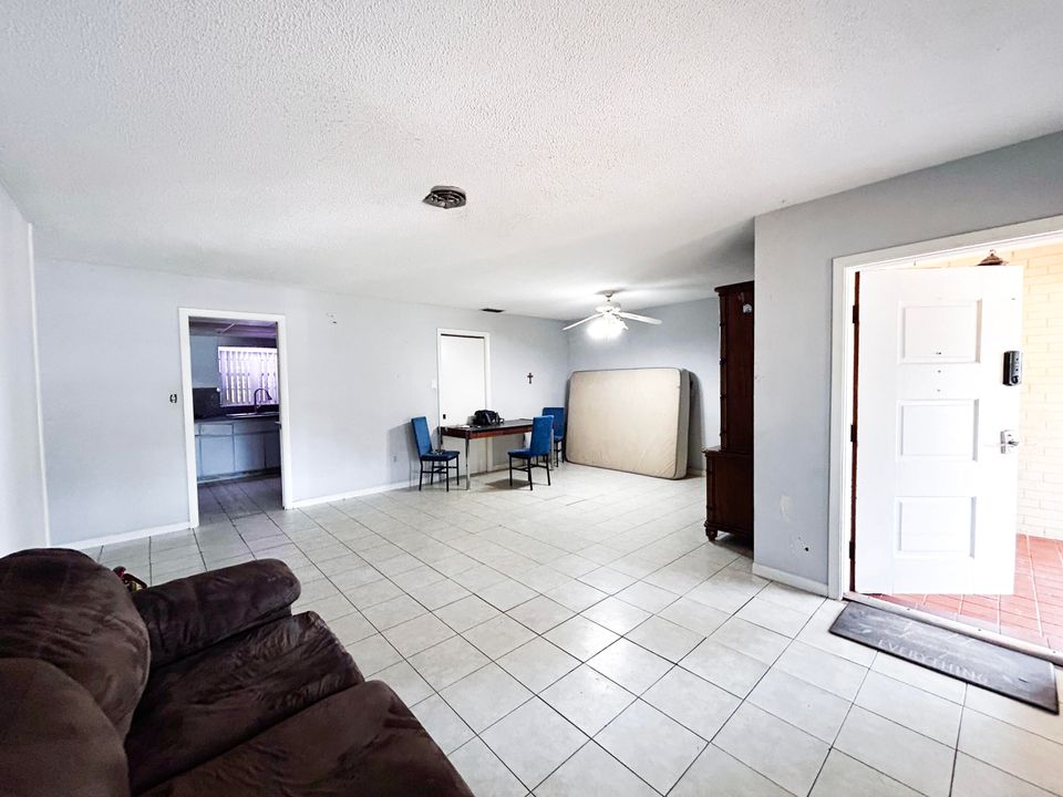 На продажу: $219,995 (3 спален, 2 ванн, 1830 Квадратных фут)