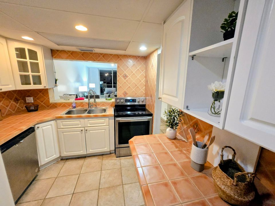 待售: $225,000 (2 贝兹, 2 浴室, 1025 平方英尺)