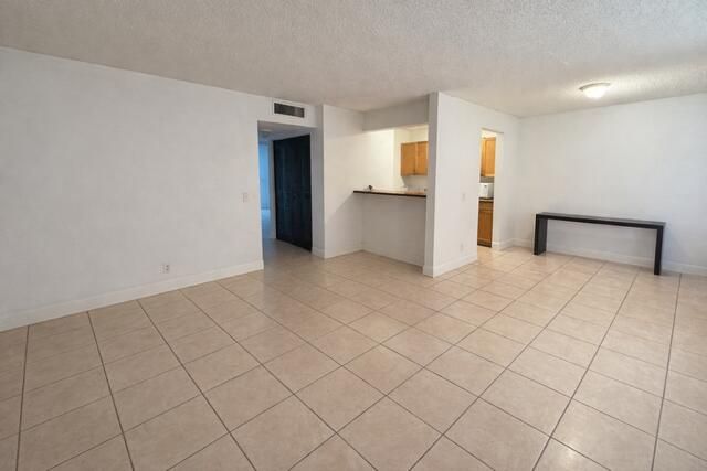 На продажу: $199,000 (2 спален, 2 ванн, 921 Квадратных фут)