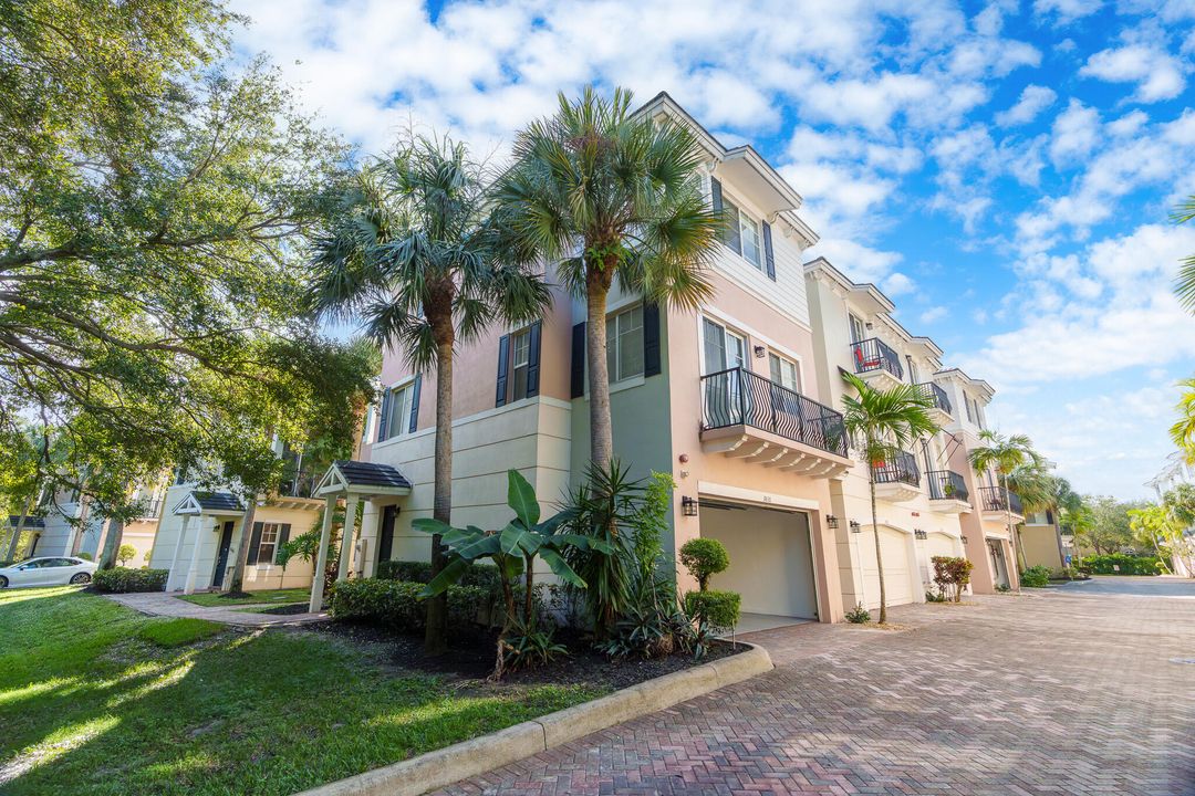 For Sale: $587,000 (3 beds, 3 baths, 1957 Square Feet)