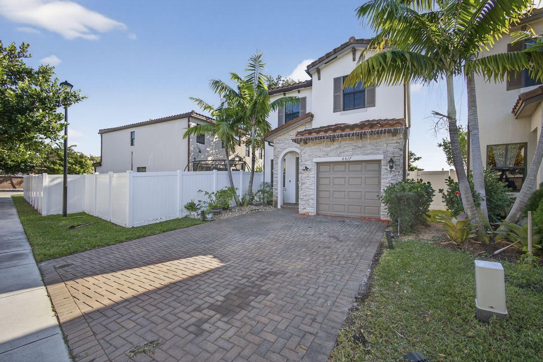 En Venta: $470,000 (3 camas, 2 baños, 1635 Pies cuadrados)