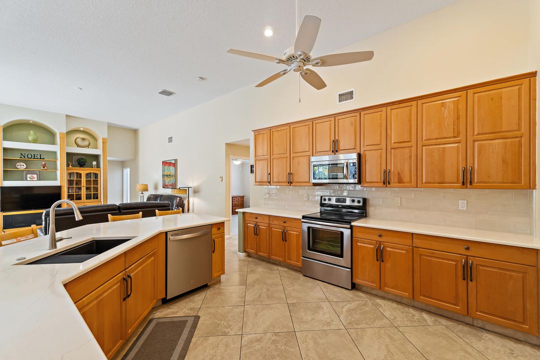 En Venta: $925,000 (5 camas, 3 baños, 2824 Pies cuadrados)