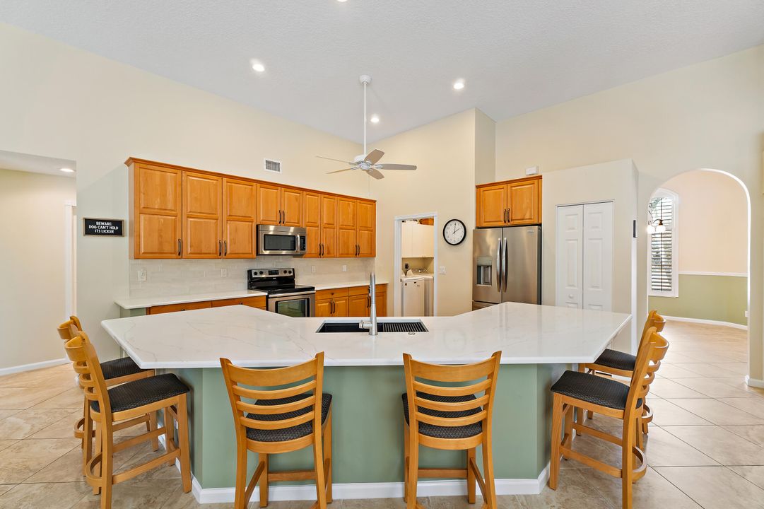 En Venta: $925,000 (5 camas, 3 baños, 2824 Pies cuadrados)