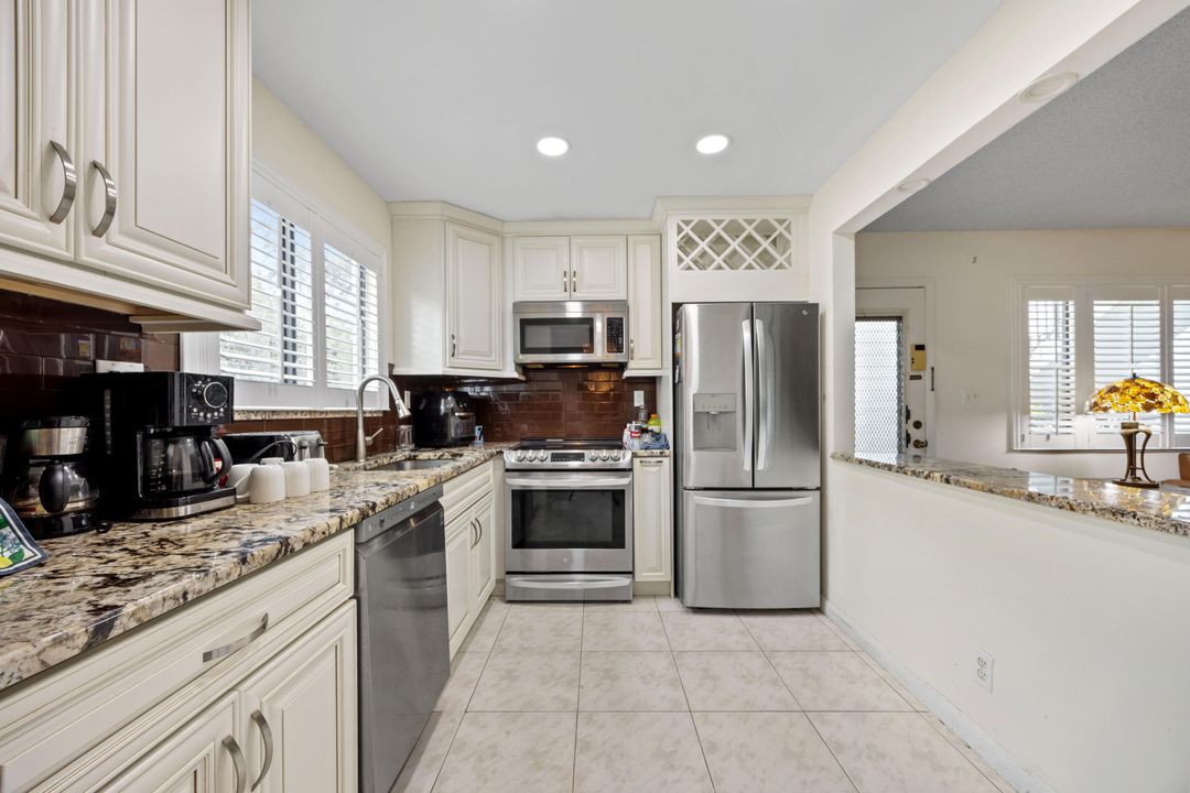 For Sale: $230,000 (2 beds, 2 baths, 900 Square Feet)