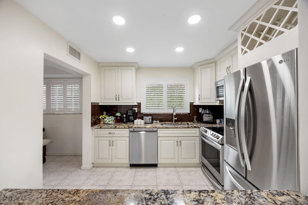 For Sale: $230,000 (2 beds, 2 baths, 900 Square Feet)