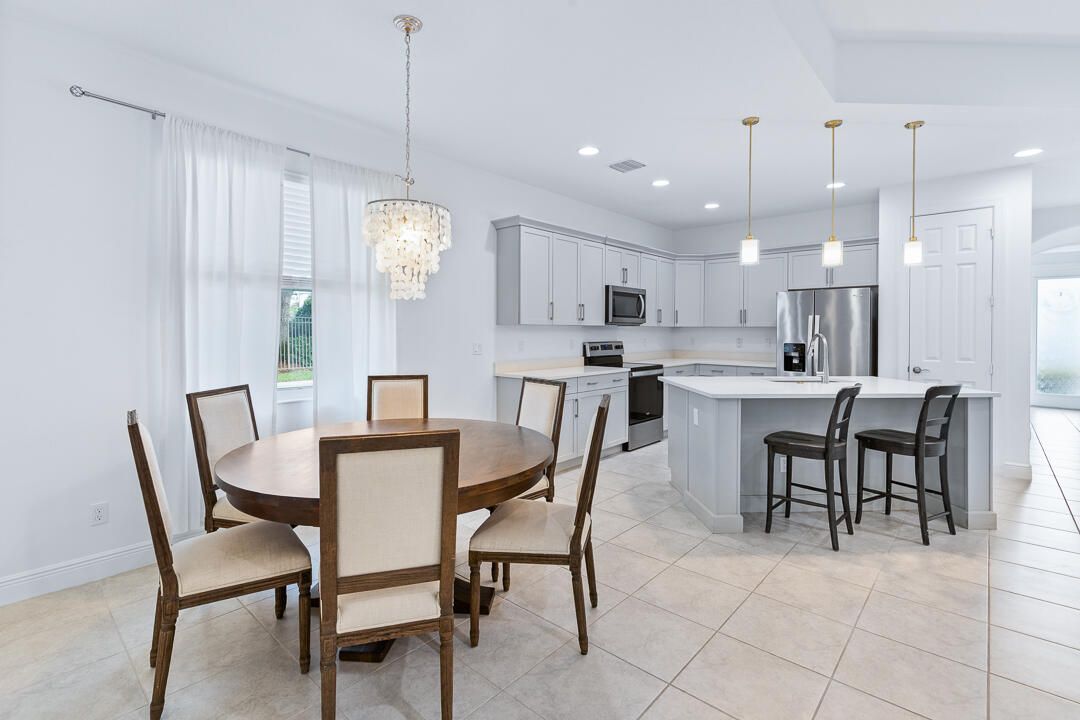 For Rent: $2,850 (3 beds, 2 baths, 1624 Square Feet)