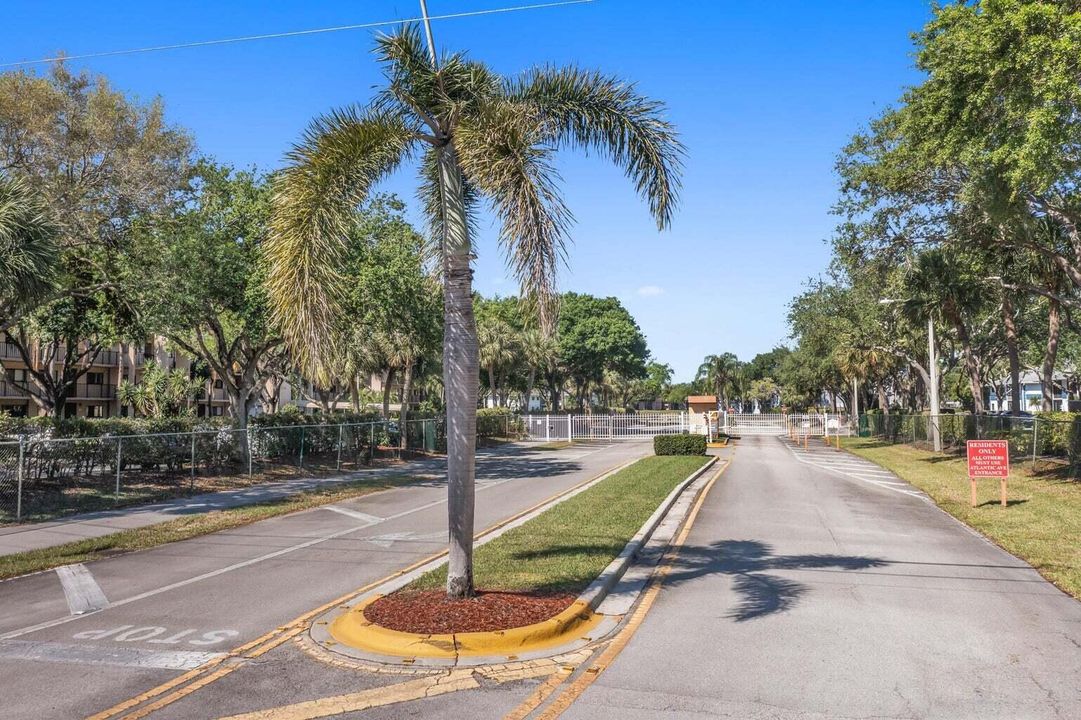 For Sale: $230,000 (2 beds, 2 baths, 900 Square Feet)