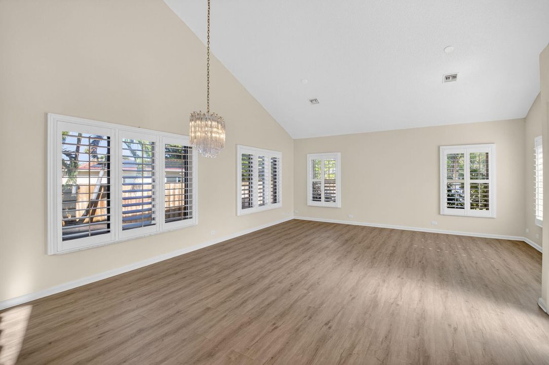 出租: $5,600 (3 贝兹, 2 浴室, 2152 平方英尺)