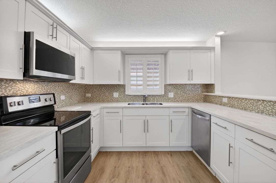 出租: $5,600 (3 贝兹, 2 浴室, 2152 平方英尺)