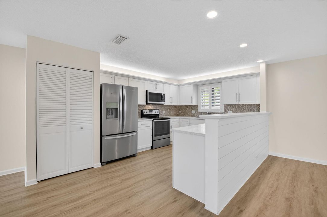 出租: $5,600 (3 贝兹, 2 浴室, 2152 平方英尺)